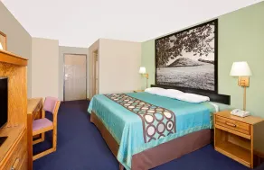 Super 8 by Wyndham Macomb - Room
