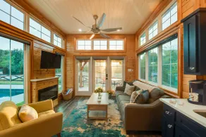 ~ 11 Mi to Lake Whitney: Tree-Lined Cabin w/ Deck - Intérieur