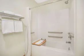 Super 8 by Wyndham Cedar Falls - Salle de bain