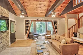 Custom-Built Luxury Cabin w/ Tesla Charger! - Interiør