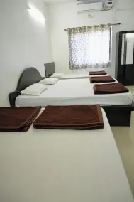Hotel GANANJAYA - Chambre