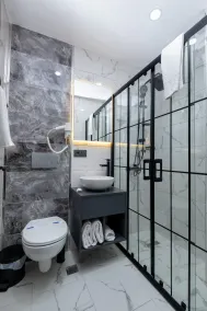 FLY POINT AIRPORT HOTEL - Baño