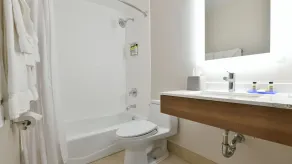 Country Inn & Suites by Radisson, Staten Island - Salle de bain