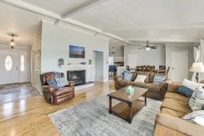 Spacious Getaway w/ Beach & Views on Otsego Lake! - Innenbereich
