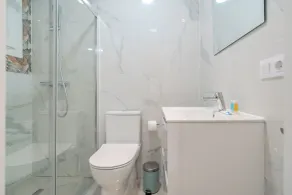 Cozy Apartment Rental in Guargacho, Spain - Ideal Family Stay - Salle de bain