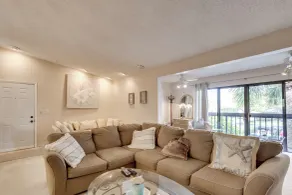 Pool & Ocean Access: Palm Beach Gardens Condo - Intérieur