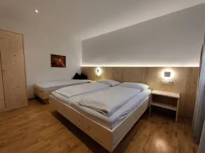 Ferienwohnung \"Klementhof Nr 3\" mit Bergblick, Pool, WLAN, Balkon & Garten - Zimmer