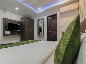 Townhouse OAK SRK White Inn Near Ragigudda Sri Prasanna Anjaneyaswamy Temple - Room