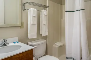 HomeTowne Studios by Red Roof Salem, OR - Salle de bain
