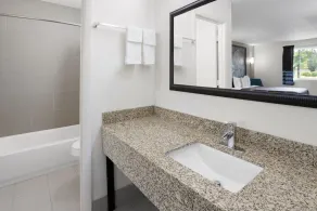 Super 8 by Wyndham Perry National Fairground Area I-75 - Salle de bain