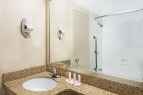 Howard Johnson by Wyndham Bangor - Bathroom