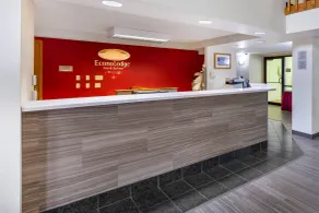 Econo Lodge Inn & Suites Oconto - Lobby
