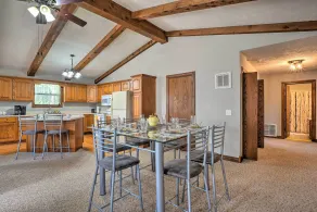 Table Rock Lake Getaway w/ Fire Pit, Deck & Grill! - Interiør