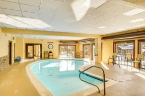Mt Snow Condo with Pool Mountain Views Half Mile to Mtn - Innvendig