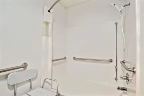 Super 8 by Wyndham Riverside/Kansas City - Salle de bain