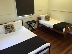 Gin Gin Budget Accommodation - Habitación