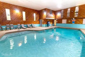 Eastern Inn & Suites - Pool