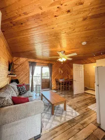 Ahmic Lake Resort's Blue Jay Cottage - Soggiorno