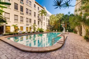 Palm Beach Hotel with Juliette Balconies! 2 blocks from beach! Historic Landmark - Piscine
