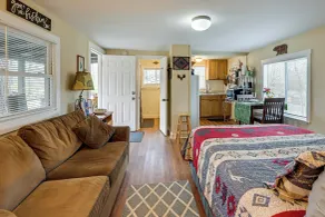 Unwind w/ a Shared Hot Tub: Cozy Whittier Getaway - Intérieur