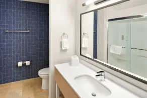 Spark by Hilton Grand Island - Baño