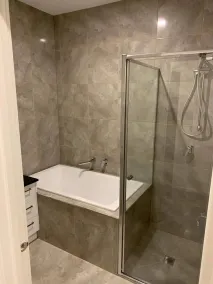 Fresh Modern 4BR Home 2 x Ensuite Park and Lake Views - Badeværelse