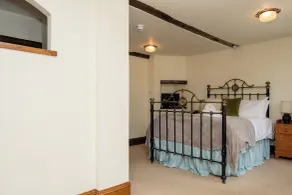 Watermouth Castle, South Court Apartment - Zimmer