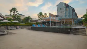 Eastin Ashta Resort Canggu - Piscine