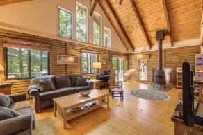 Lakefront Log Cabin w/ Views & Dock in Brandon - Interiør