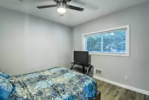 Lakefront Bremerton Vacation Rental w/ Deck! - Chambre