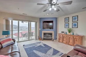 Community Pool & Dock: Lake of the Ozarks Condo! - Interiör