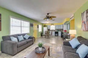 Walk to Gulf: Surfside Beach Home w/ Deck - Interiør