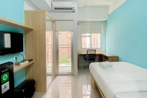 Minimalist Studio Apartment at Transpark Juanda Bekasi Timur By Travelio - Værelse