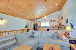 Lakefront Tomahawk Getaway w/ Deck & 2 Fireplaces! - Interiør