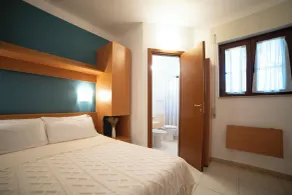 Ferienwohnung ulivo mit Pool und Privatstrand -1 - Chambre