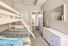Luxe Manistee Condo w/ Balcony & River Views! - Innvendig