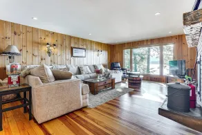Game Room & Hot Tub! Waterfront Gem on Lake George - Parte interna