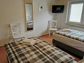 Apartamento vacacional con barbacoa, piscina y jardín | Vistas al jardín - Habitación