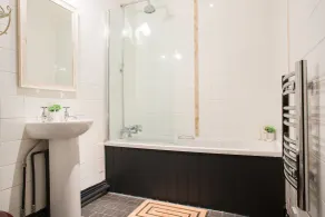 The Curious Pig in the Parlour  - Baño