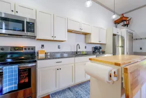 Near Bates & Bowdoin Colleges + Local Nature Park! - Interior
