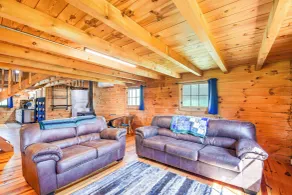 Bellevue Log Cabin w/ Gas Grill & Creek Access - Innenbereich
