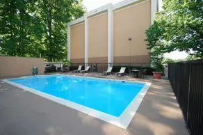 Grand Vista Richmond Airport Hotel - Pool