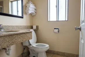 Om Park Inn and Suites El Cajon near San Diego - Badrum