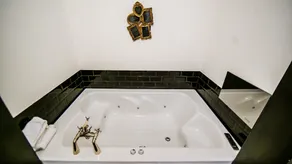 Gray Manor Hotel - Bathroom