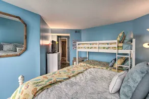 Colorful Beachfront Condo w/ Resort Amenities - Innenbereich