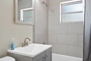 Wills off Wilton Drive 2 bed and 1 bath plus Den with Heated Pool - Badrum