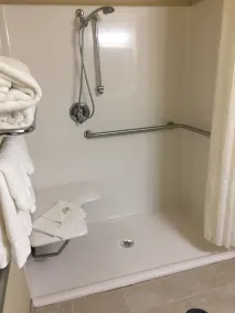 Cobblestone Inn & Suites - Bloomfield - Baño