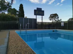 Y Motels Kingaroy - Pool