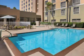Courtyard by Marriott Baldwin Park - Piscine
