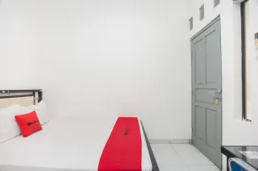 RedDoorz Syariah near Grand Galaxy Park - Værelse